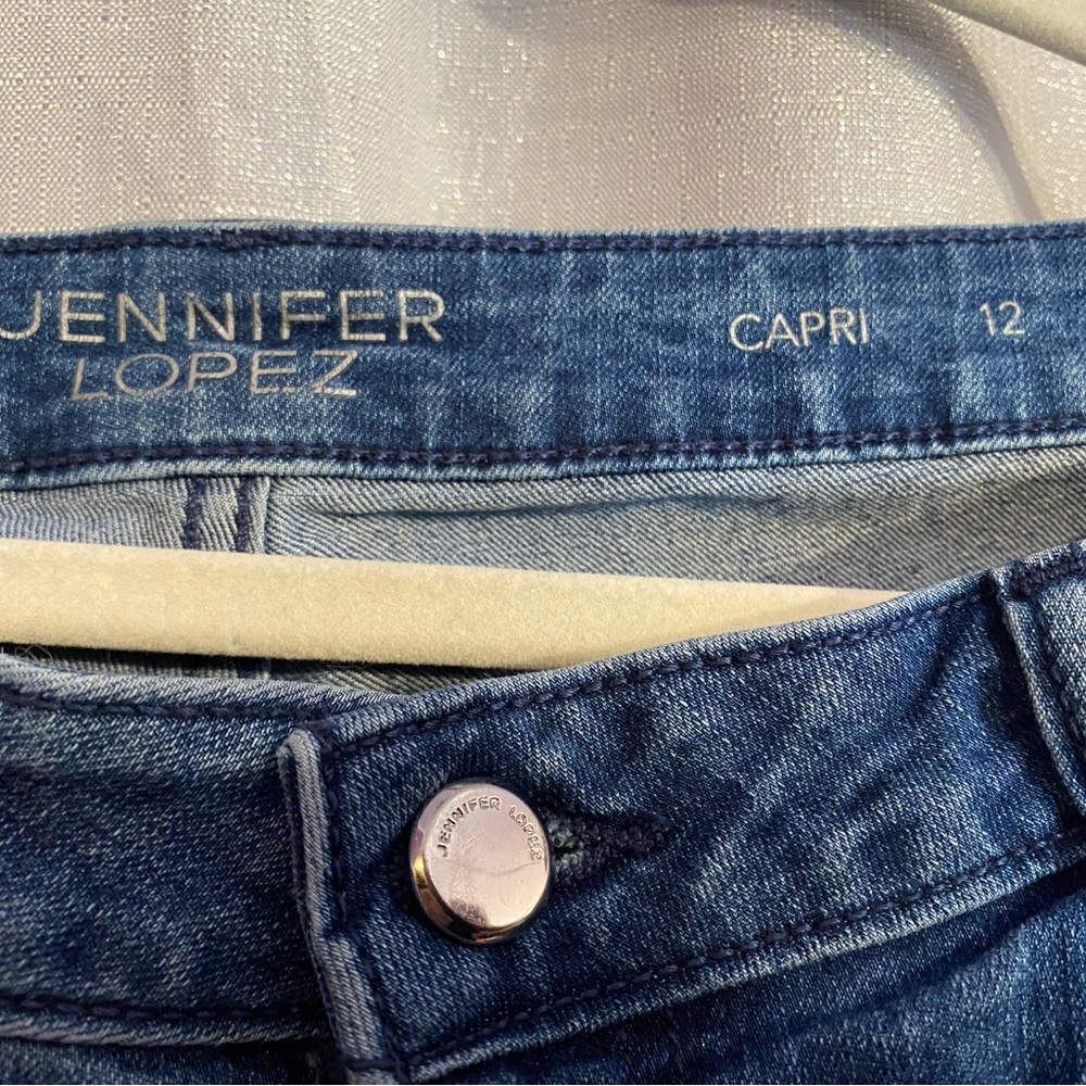 Jennifer Lopez Blue Embroidered Cropped Jeans capris size 12 - Picture 3 of 4